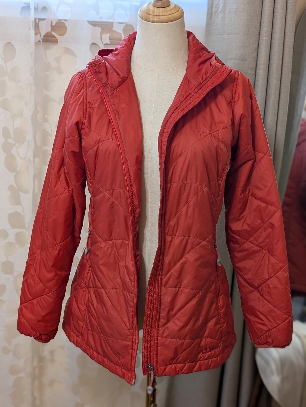 L.L Bean Women's Size Petite Medium Lightweight Quilted Hooded Jacket - Soft Red